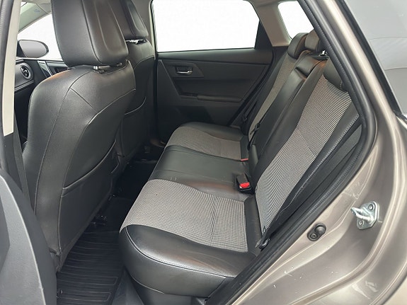 Toyota Auris 22 of 27