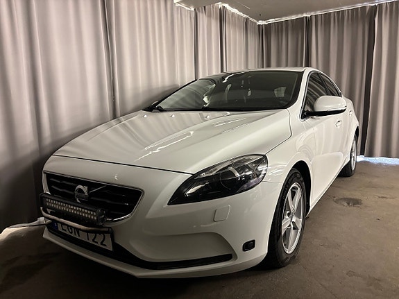Volvo V40 2 of 17