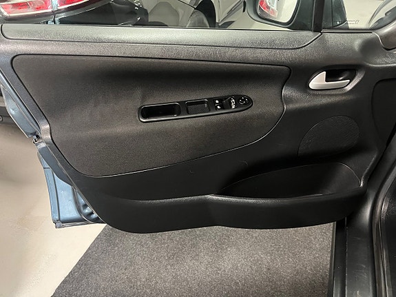 Peugeot 207 SW 14 of 15