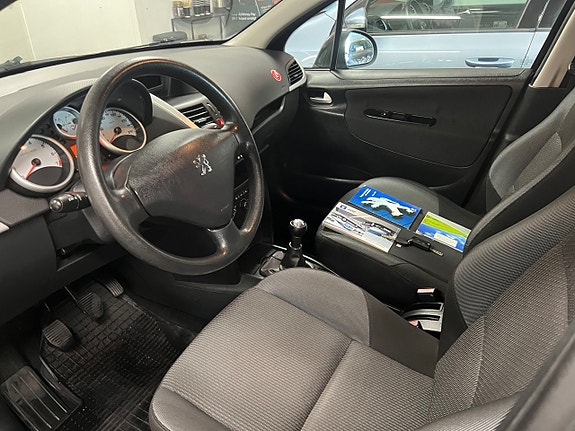 Peugeot 207 SW 13 of 15