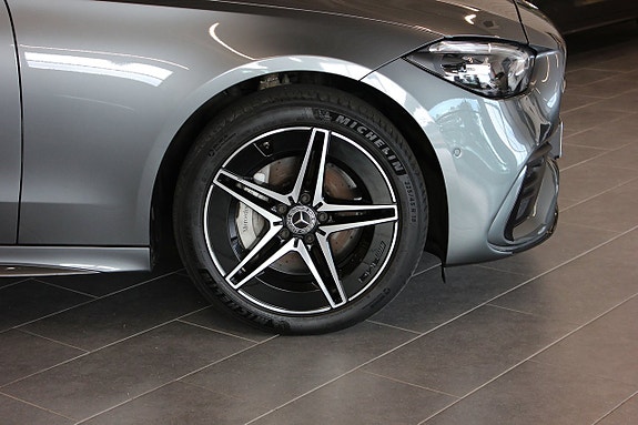 Mercedes-Benz C300 11 of 16