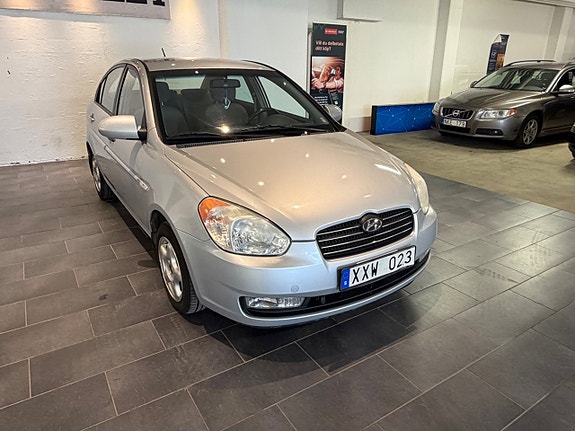 Hyundai Accent 2 of 12