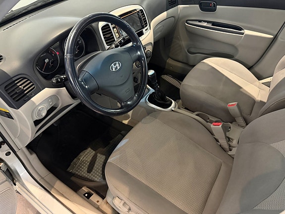 Hyundai Accent 8 of 12