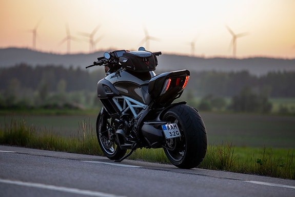 Ducati Diavel Carbon 2 of 6