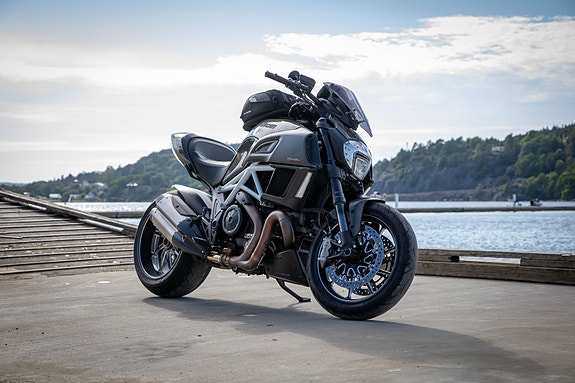 Ducati Diavel Carbon 3 of 6
