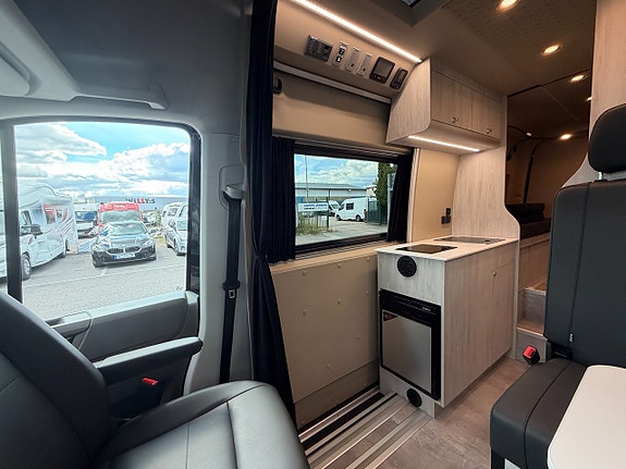 Volkswagen Crafter 177HK AUT (5 bältad) Pop-up tak & soffa/dubbelsäng bak inverter, kompressorkyl, induktionshäll! GASOL 4 of 21