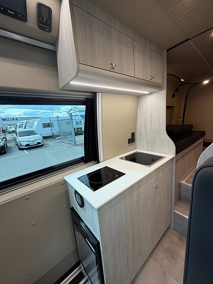 Volkswagen Crafter 177HK AUT (5 bältad) Pop-up tak & soffa/dubbelsäng bak inverter, kompressorkyl, induktionshäll! GASOL 6 of 21