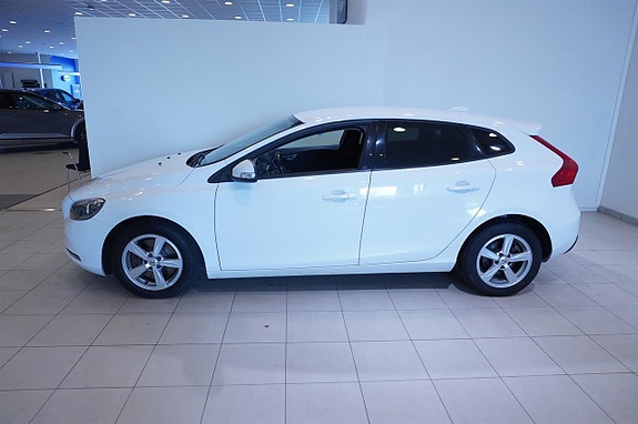 Volvo V40 2 of 10