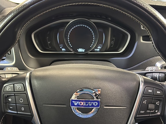 Volvo V40 12 of 16