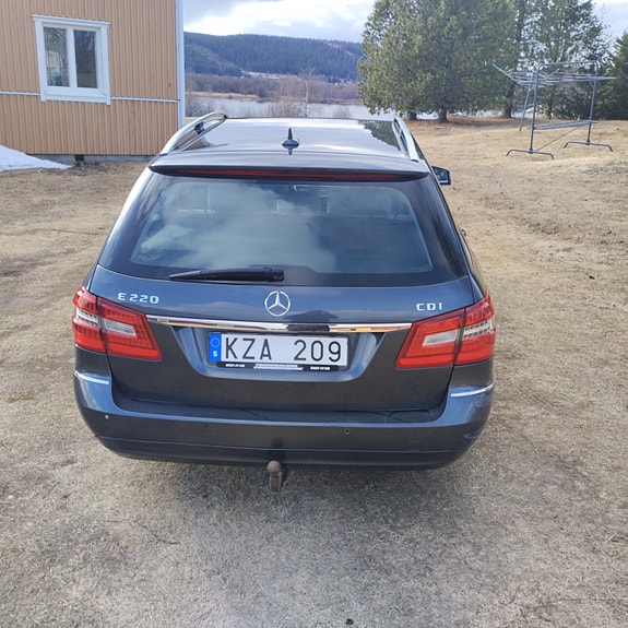 Mercedes-Benz E220 2 of 5