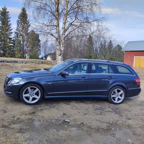 Mercedes-Benz E220 4 of 5