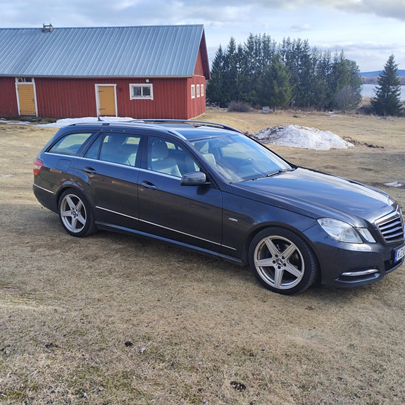Mercedes-Benz E220 3 of 5