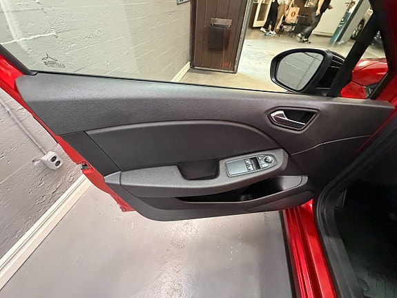 Renault Clio 10 of 22