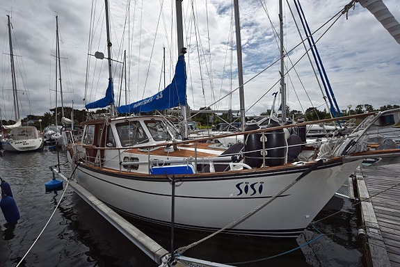 Nauticat 33 2 of 5
