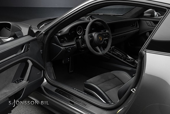 Porsche 911 Carrera 4 GTS 11 of 22