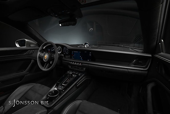 Porsche 911 Carrera 4 GTS 17 of 22