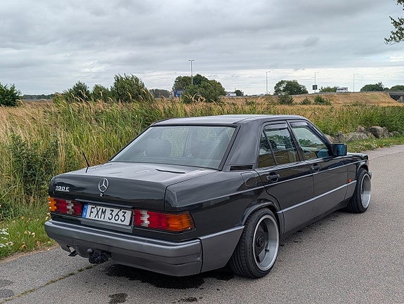 Mercedes-Benz W201 8 of 13