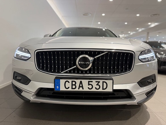 Volvo V90 Cross Country 2 of 18
