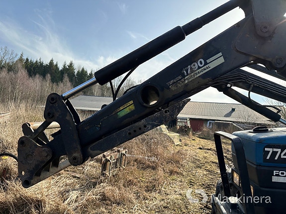 Traktor New Holland 7740 + Frontlastare 13 of 27