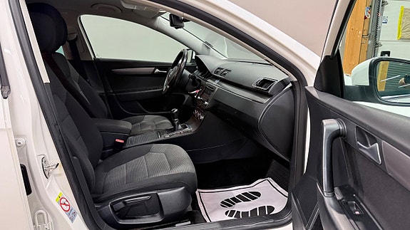 Volkswagen Passat 12 of 16
