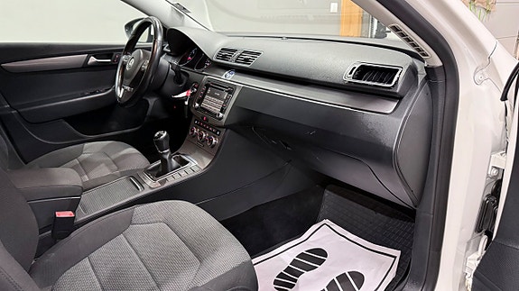 Volkswagen Passat 11 of 16