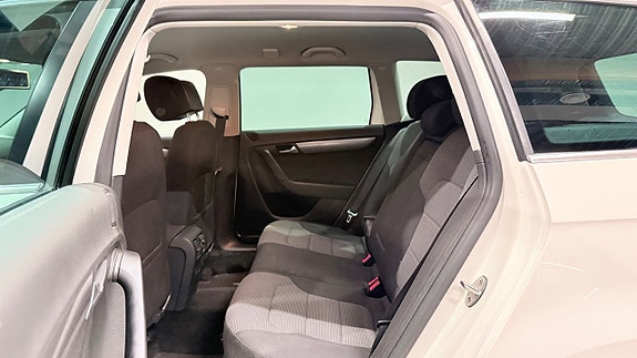 Volkswagen Passat 14 of 16