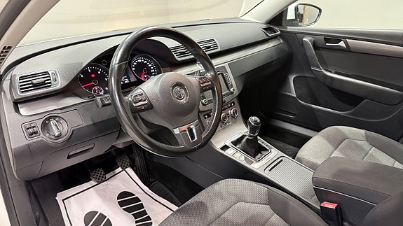 Volkswagen Passat 9 of 16