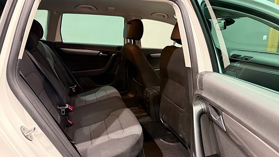 Volkswagen Passat 13 of 16