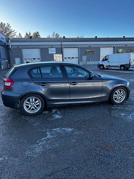 BMW 120i 5 of 11