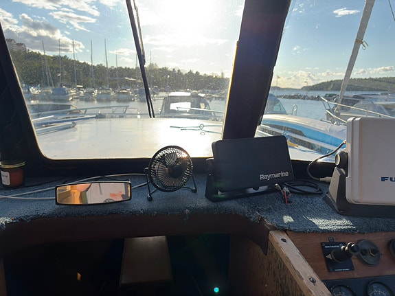 Varvsbyggd stålbåt 9,5 × 3,05m – VP AQD40A – Bogpropeller – Sjösatt i Mälaren 11 of 14