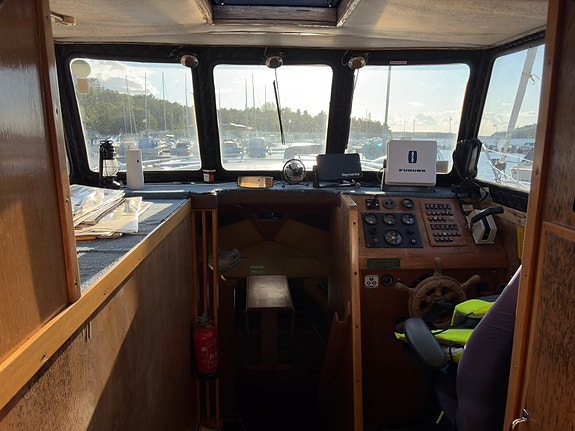 Varvsbyggd stålbåt 9,5 × 3,05m – VP AQD40A – Bogpropeller – Sjösatt i Mälaren 9 of 14