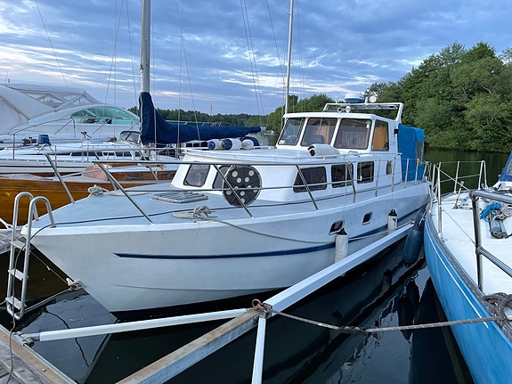 Varvsbyggd stålbåt 9,5 × 3,05m – VP AQD40A – Bogpropeller – Sjösatt i Mälaren 13 of 14