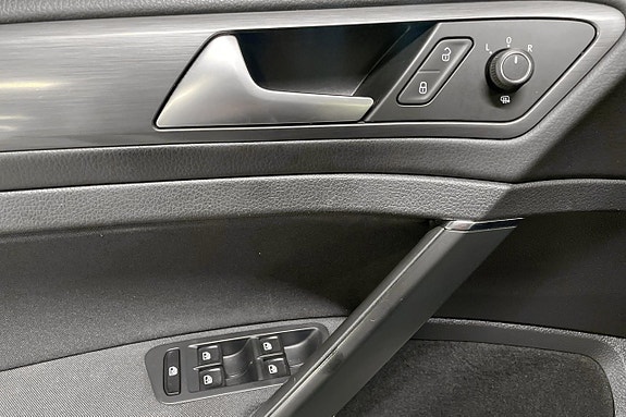 Volkswagen Golf VII 27 of 29