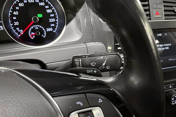 Volkswagen Golf VII 23 of 29