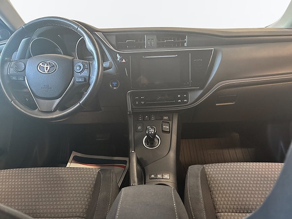 Toyota Auris 8 of 12