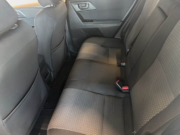 Toyota Auris 7 of 12