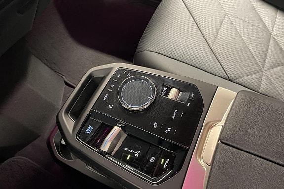 BMW iX 19 of 23