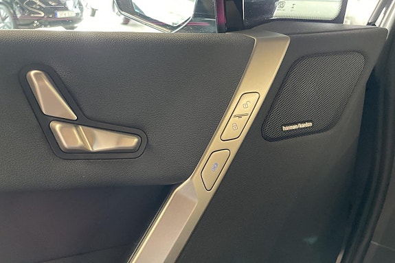 BMW iX 18 of 23