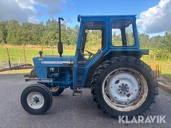 Traktor Ford 4000 med snöblad och kedjor 2 of 6