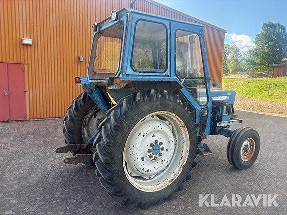 Traktor Ford 4000 med snöblad och kedjor 5 of 6