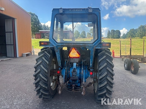 Traktor Ford 4000 med snöblad och kedjor 4 of 6