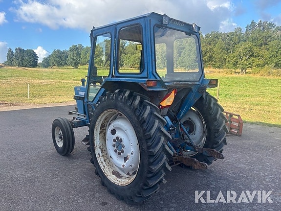 Traktor Ford 4000 med snöblad och kedjor 3 of 6