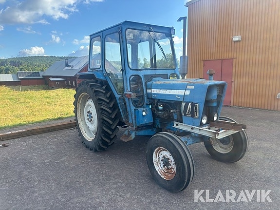 Traktor Ford 4000 med snöblad och kedjor 6 of 6