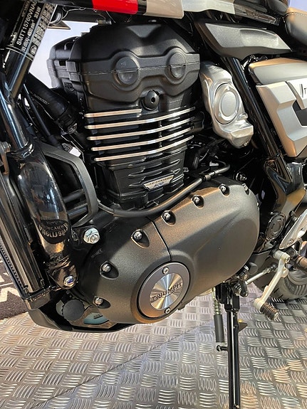 Triumph THRUXTON 400 17 of 17