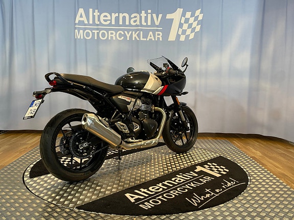 Triumph THRUXTON 400 2 of 17
