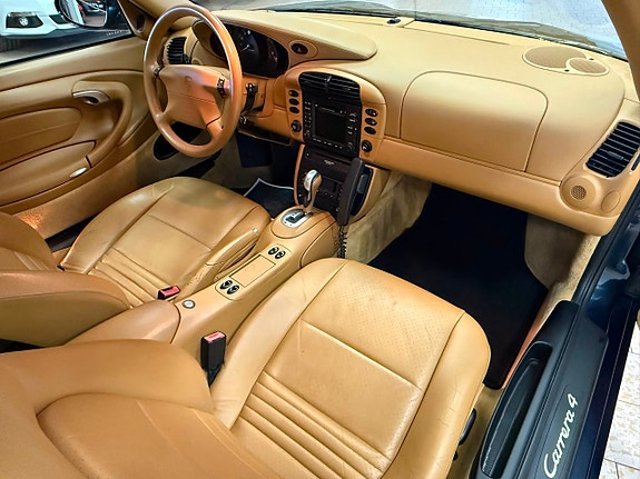 Porsche 911 Carrera 4 17 of 26