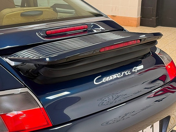 Porsche 911 Carrera 4 13 of 26