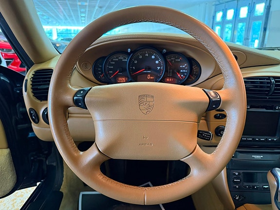 Porsche 911 Carrera 4 19 of 26