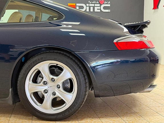 Porsche 911 Carrera 4 11 of 26