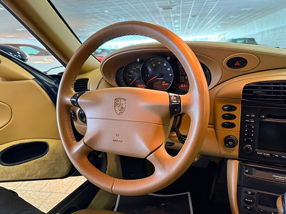 Porsche 911 Carrera 4 24 of 26